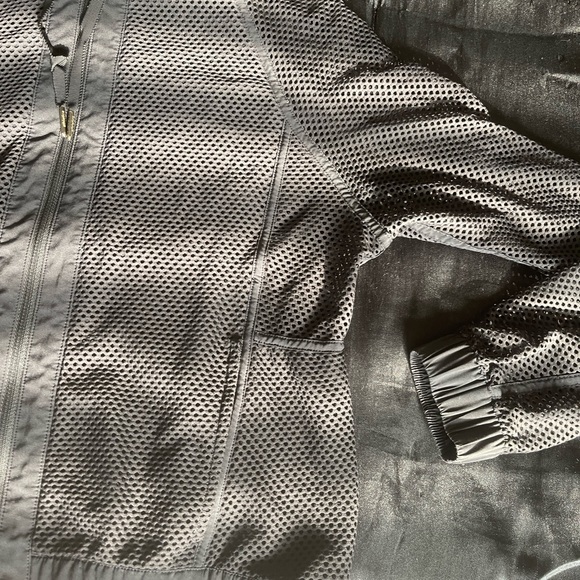 Lululemon Mesh on Mesh Jacket - Picture 10 of 15
